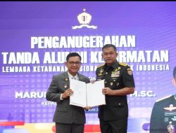 Perkuat Ketahanan Nasional, Kasad Dianugerahi Tanda Alumni Kehormatan Lemhannas RI