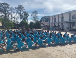 Babinsa Berikan Pembinaan Karakter dan Tanamkan Disiplin kepada Siswa SMKN 1 Balige