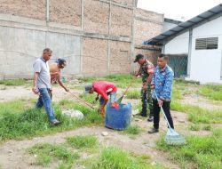 Babinsa Bersama Forkopimcam dan Warga Gelar Gotong Royong Bersama di Pasar Laguboti 