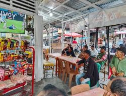 Babinsa Nobar Piala Dunia 2026 Bersama Warga di Pasar Laguboti 