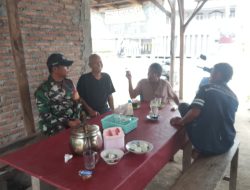 Suasana Keakraban Babinsa Koramil 16/Laguboti Bersama Warga Desa Aruan