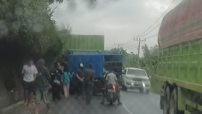 Truk Hino Tergelincir, Tabrak Mobil Pick Up L300 di Balige, Tidak Ada Korban Jiwa 
