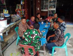Babinsa Jalin Komunikasi Sosial dengan Warga Binaan di Warung Kopi