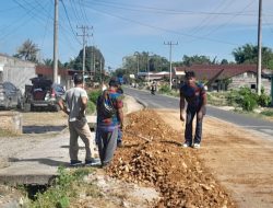 Dukung Program Bupati Dairi, PUK F.SPTI–K.SPSI Siempat Nempu Wujudkan Kepedulian Lewat Gotong Royong Perbaikan Jalan Desa