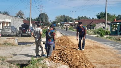 Dukung Program Bupati Dairi, PUK F.SPTI–K.SPSI Siempat Nempu Wujudkan Kepedulian Lewat Gotong Royong Perbaikan Jalan Desa