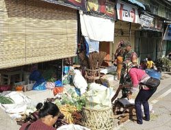 Serda O Nainggolan Aktif Cek Harga Sembako di Pasar Laguboti 