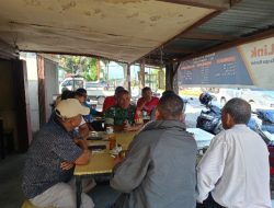 Keakraban Babinsa Serka B Sinambela Bersama Warga Desa Sibuea