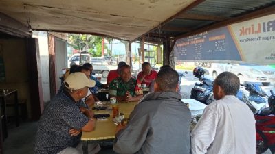 Keakraban Babinsa Serka B Sinambela Bersama Warga Desa Sibuea
