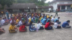 Latih PBB di SMKN 1 Laguboti, Babinsa Tanamkan Disiplin dan Bina Mental Pelajar