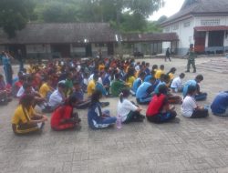 Latih PBB di SMKN 1 Laguboti, Babinsa Tanamkan Disiplin dan Bina Mental Pelajar