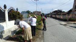 Babinsa dan Warga Gelar Gotong Royong Bersama di Desa Hutapea Timur 