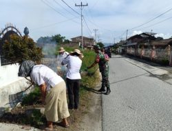 Babinsa dan Warga Gelar Gotong Royong Bersama di Desa Hutapea Timur 