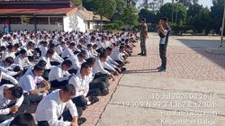 Babinsa Koramil 17/Balige Berikan Materi PBB dalam Masa Pengenalan Lingkungan Sekolah di SMKN 1 Balige 