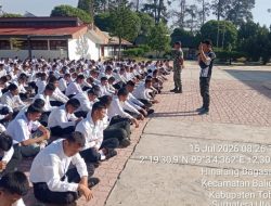 Babinsa Koramil 17/Balige Berikan Materi PBB dalam Masa Pengenalan Lingkungan Sekolah di SMKN 1 Balige 
