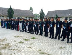 Babinsa Berikan Wasbang dan Latih PBB kepada Siswa SMK Farmasi Laguboti di MPLS