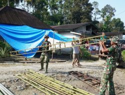 Satgas TMMD Kodim 0210/TU Bantu Warga Mendirikan Tenda Pesta Pernikahan