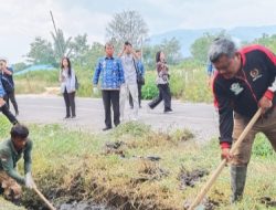 Drainase Sumbat Hingga Air Meluber ke Jalan, Pemkab Toba Lakukan Pembersihan