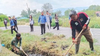 Drainase Sumbat Hingga Air Meluber ke Jalan, Pemkab Toba Lakukan Pembersihan