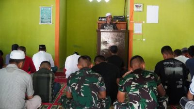 Anggota Satgas TMMD Kodim 0210/TU Sholat Jum’at Bersama Warga Untuk Tingkatkan Iman dan Taqwa