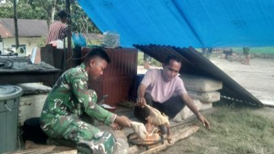Momen Kebersamaan Prada Kevin Bantu Warga Siapkan Konsumsi di Lokasi TMMD