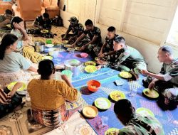 Indahnya Momen Kebersamaan Satgas TMMD Makan Siang di Rumah Induk Semang 