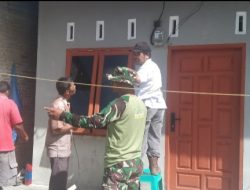 Prada Febri Manalu Perbaiki Instalasi Listrik Rumah Warga di Lokasi TMMD Ke 129 Kodim 0210/TU