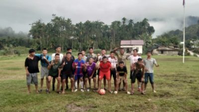 Satgas TMMD ke 129 Kodim 0210/TU Jalin Keakraban dan Kebersamaan dengan Pemuda Desa Sijarango Lewat Sspakbola
