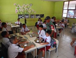 Babinsa Serka B Sinambela Kawal Penyaluran Program MBG di SDN 3 Laguboti 