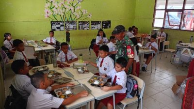 Babinsa Serka B Sinambela Kawal Penyaluran Program MBG di SDN 3 Laguboti 