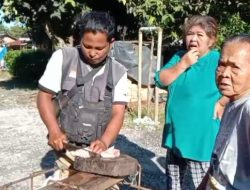 Ibu Aknes P Br Nainggolan Belanja Ikan Untuk Hidangan Makan Siang Anggota Satgas TMMD Kodim 0210/TU