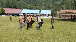Jelang HUT RI ke 81, Babinsa Koramil 15/Habinsaran Latih Paskibraka Tingkat Kecamatan Habinsaran di SMKN Nasau