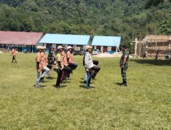 Jelang HUT RI ke 81, Babinsa Koramil 15/Habinsaran Latih Paskibraka Tingkat Kecamatan Habinsaran di SMKN Nasau