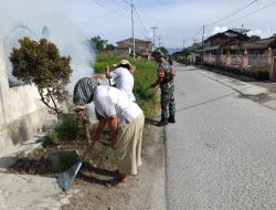 Babinsa dan Warga Gelar Gotong Royong Bersama di Desa Pardinggaran Laguboti 