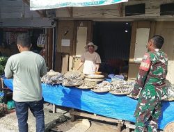 Babinsa Serda O Nainggolan Cek Harga Sembako di Pasar Laguboti 