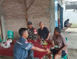 Babinsa Serda D Sigalingging Manfaatkan Komsos di Hari Libur Bersama Warga Desa Aruan