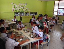 Babinsa Laksanakan Pengawasan Penyaluran Program MBG di SDN 3 Laguboti