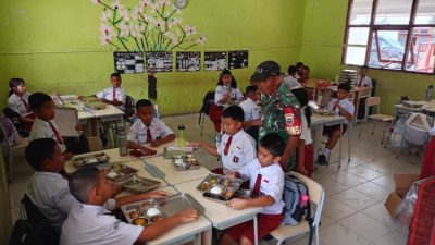 Babinsa Laksanakan Pengawasan Penyaluran Program MBG di SDN 3 Laguboti