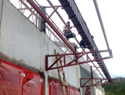 Progres Pembangunan KDKMP di Desa Matio Balige Tahap Pemasangan Atap Spandex, Memasang Resplank Spandex dan Memasang Talang Air 