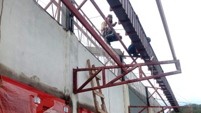 Progres Pembangunan KDKMP di Desa Matio Balige Tahap Pemasangan Atap Spandex, Memasang Resplank Spandex dan Memasang Talang Air 