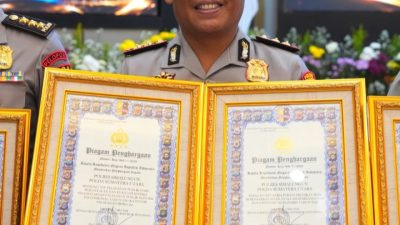 Kapolres Simalungun AKBP Marganda Aritonang Terima Dua Piagam Penghargaan Langsung dari Kapolda Sumut