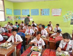Babinsa Kawal Penyaluran Program MBG di SDN Tanding Laguboti