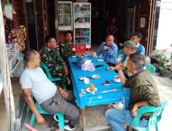 Babinsa Jalin Hubungan Baik dengan Perangkat Kecamatan Laguboti di Warung Kopi 