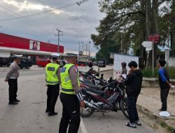 Satlantas Polres Toba Laksanakan Penindakan Pengendara Tanpa Helm SNI, 10 Pengendara Motor Terjaring Tilang