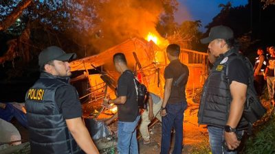 Dapat Perlawanan Warga, Satresnarkoba Polrestabes Medan Bumihanguskan Sarang Narkoba Klambir V