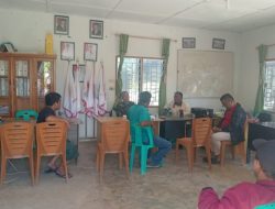 Babinsa Koramil 17/Balige Jalin Hubungan Yang Baik dengan Kepala Desa dan Warga Desa Matio 