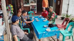 Penuh Canda Tawa dan Keakraban Babinsa Bersama Warga Binaan di Warung Kopi
