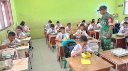 Babinsa Serka B Sinambela Laksanakan Pengawasan Penyaluran Program MBG di SDN Sitoluama 