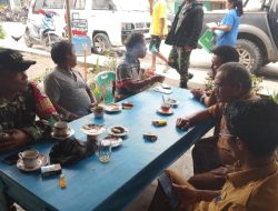 Babinsa Jalin Silahturahmi dengan Warga di Warung Kopi 
