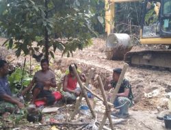 Potret Canda Gurau Satgas TMMD Ke 129 Kodim 0210/TU dengan Warga Saat Lepas Lelah di Waktu Istirahat