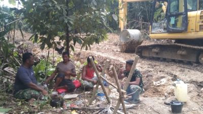 Potret Canda Gurau Satgas TMMD Ke 129 Kodim 0210/TU dengan Warga Saat Lepas Lelah di Waktu Istirahat